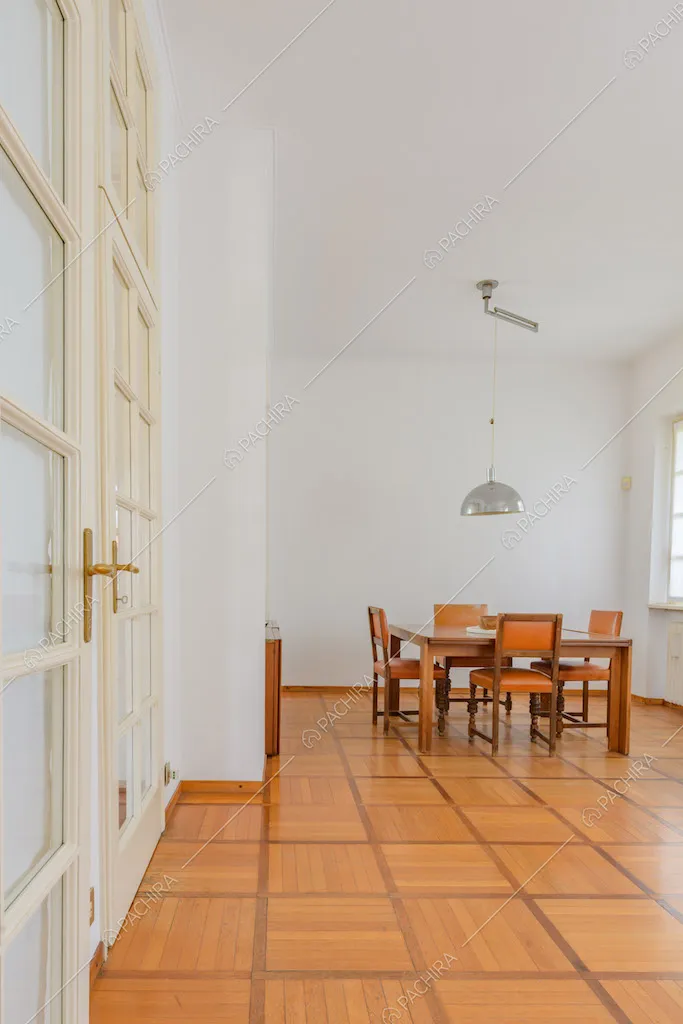 Pavimento in parquet nella luminosa sala da pranzo con pareti bianche