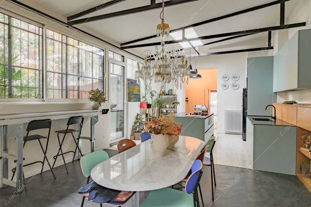 Zona living del loft Unakite, location in stile moderno a Milano