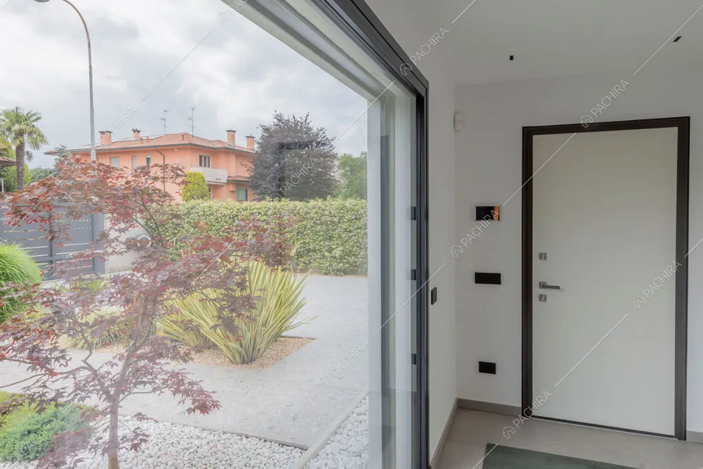 Ingresso della villa Diosma, location in stile moderno a Milano