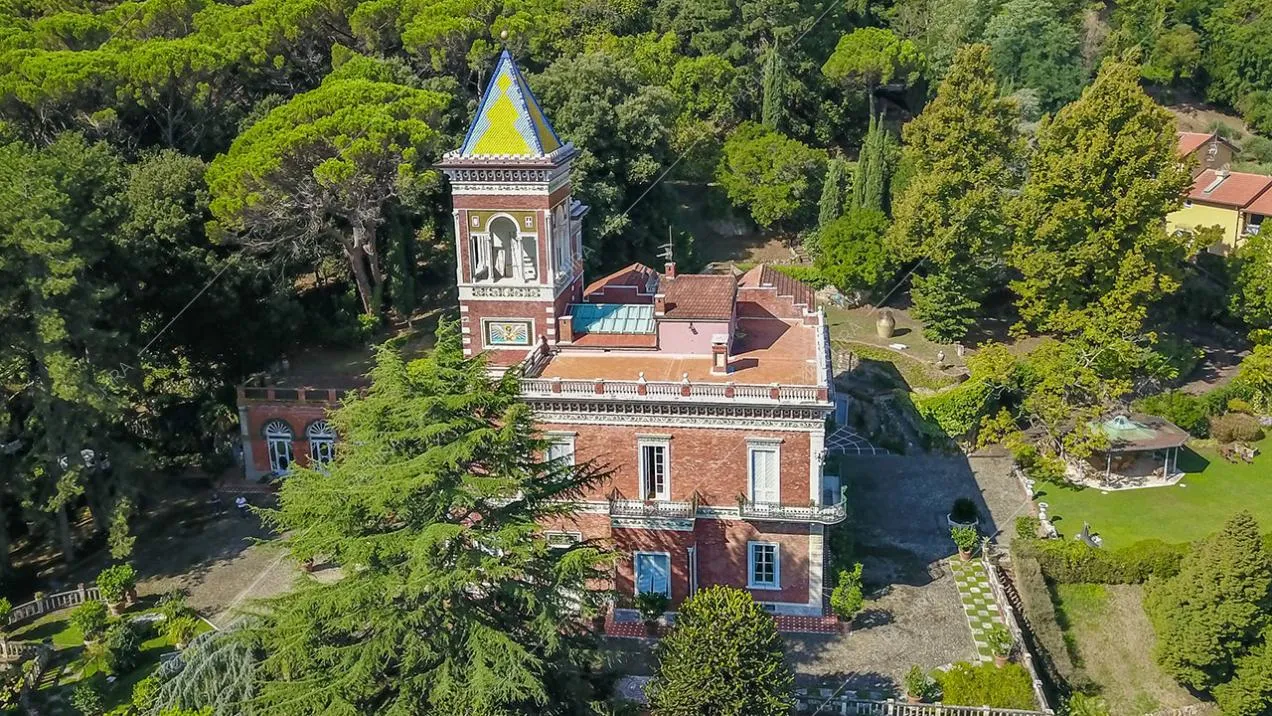 Esterni della dimora storica Irtis, location in stile classico a La Spezia