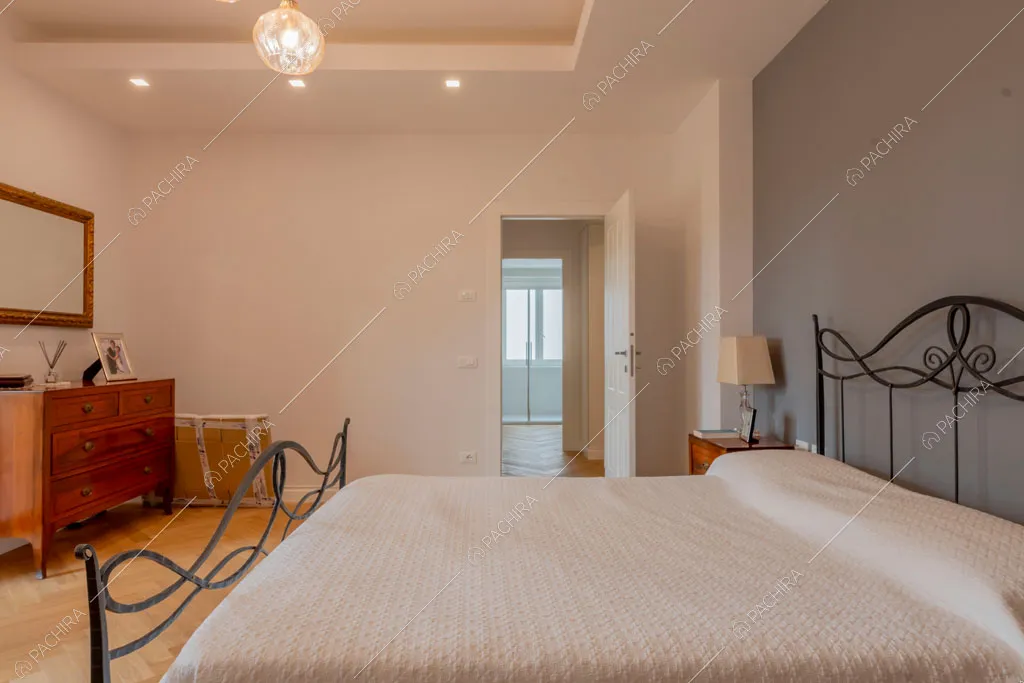 Camera da letto con pavimento in parquet della villa Murray, location in stile contemporaneo a Roma