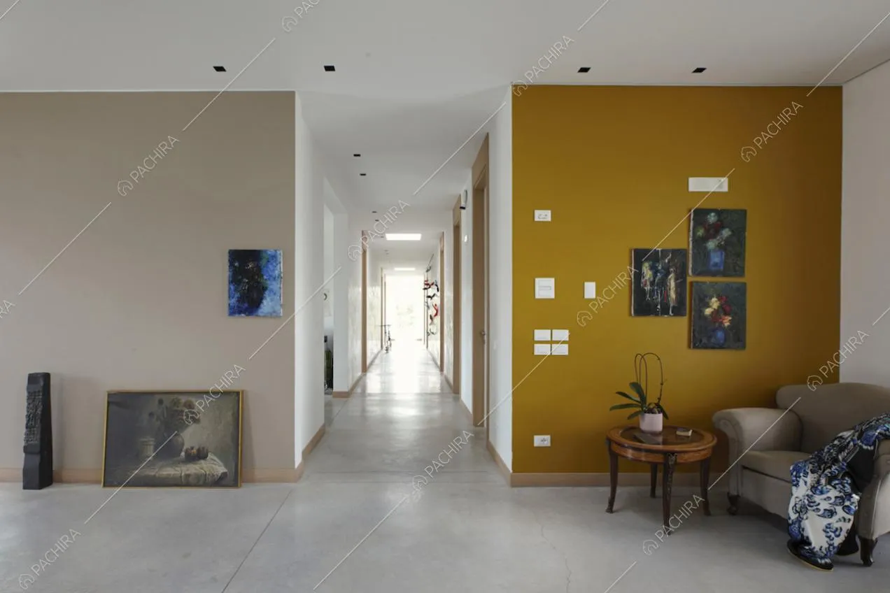 Pareti colorate e lungo corridoio luminoso