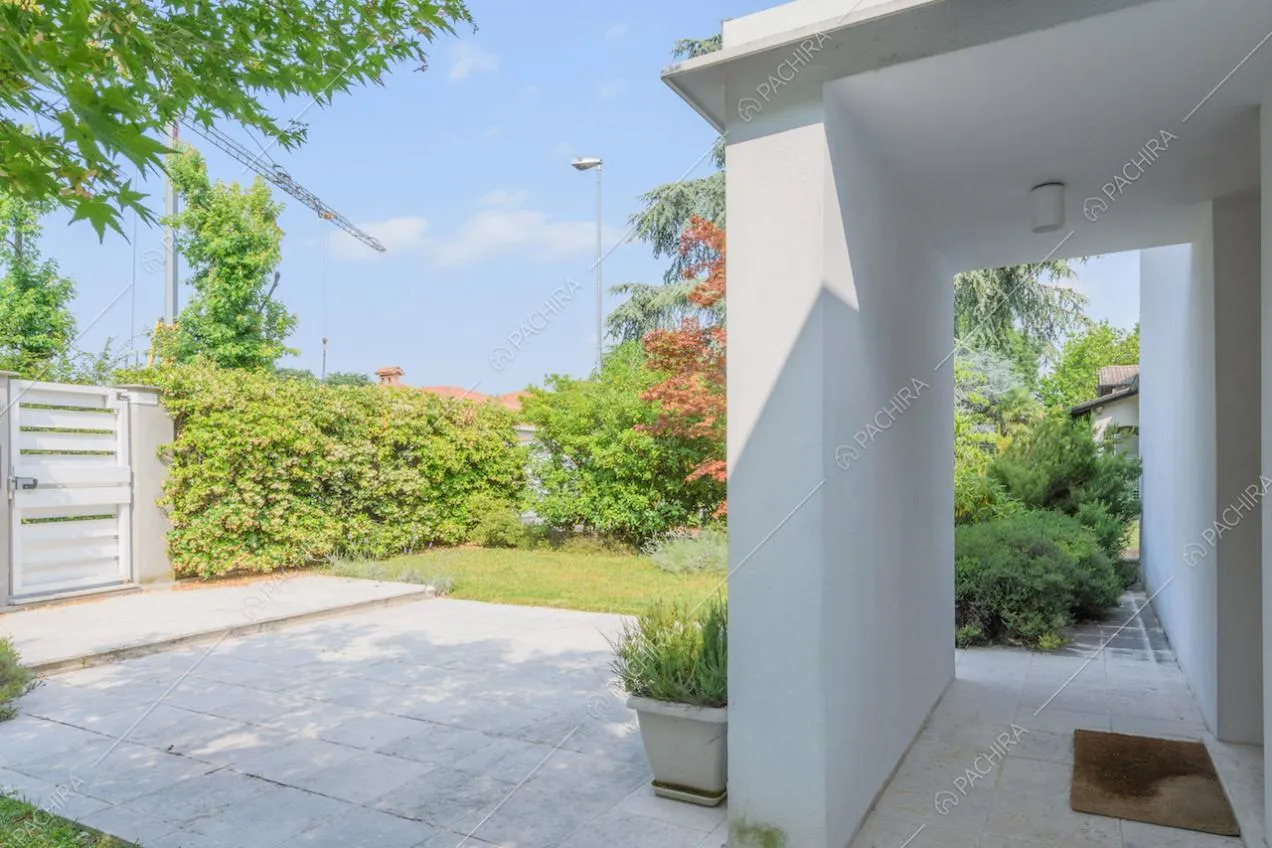 Portico bianco della location nel giardino