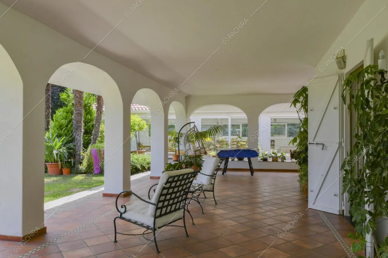Veranda della villa dal soffitto bianco e con archi