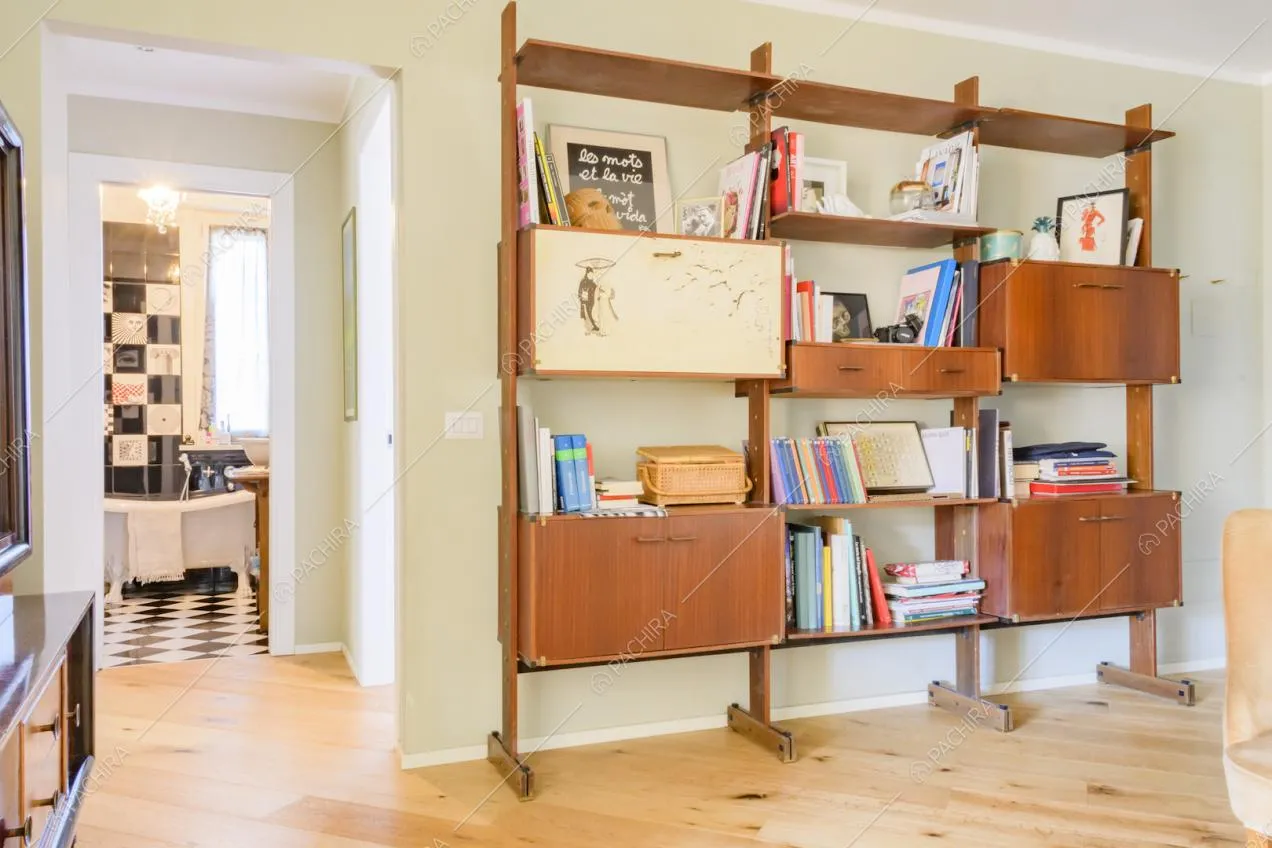 Libreria in legno con volumi e pavimento in parquet