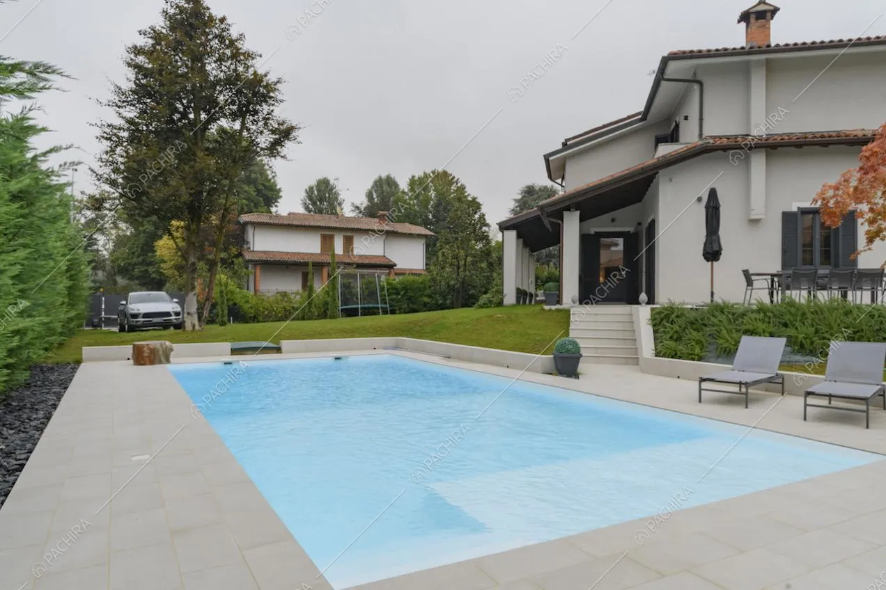 Piscina interrata nel giardino della Location Cassis