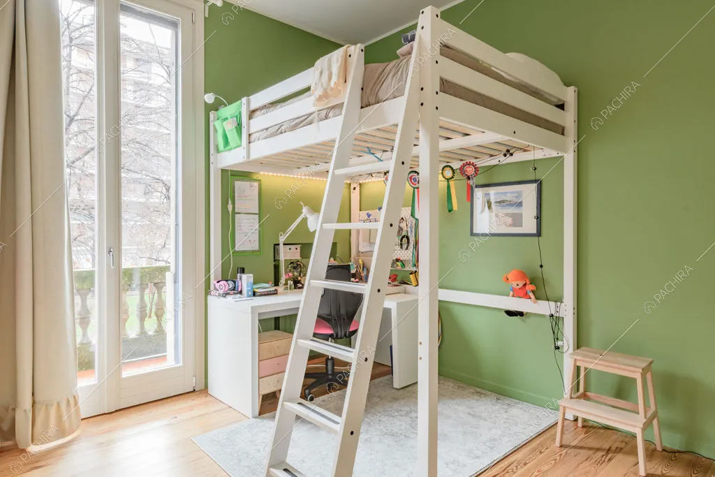Camera con letto a soppalco della villa Kharan, location in stile contemporaneo a Milano