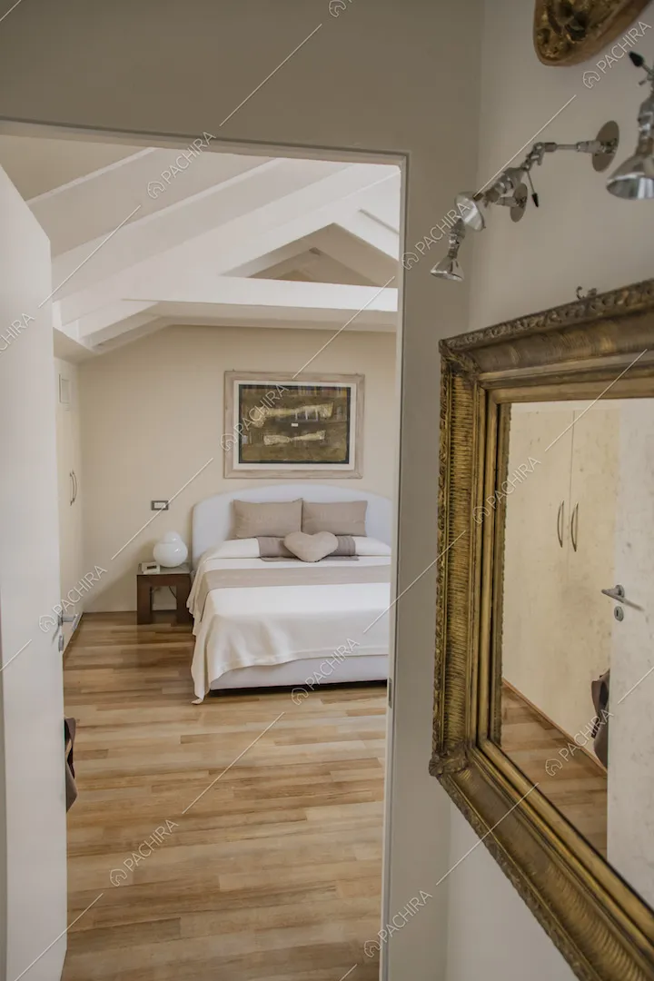 Specchio rettangolare con cornice dorata antica e parquet