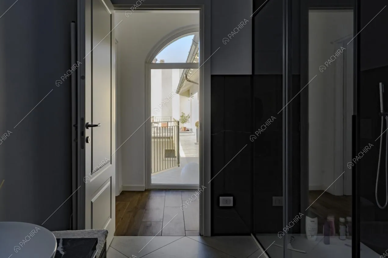 Scorcio sul ballatoio esterno visto dal bagno