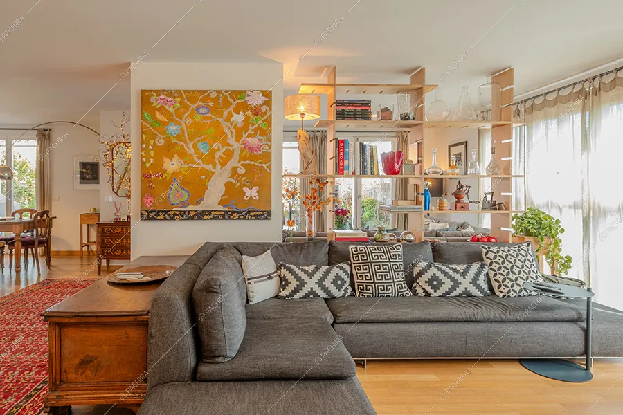 Zona living dell'appartamento Vardar, location in stile classico a Milano