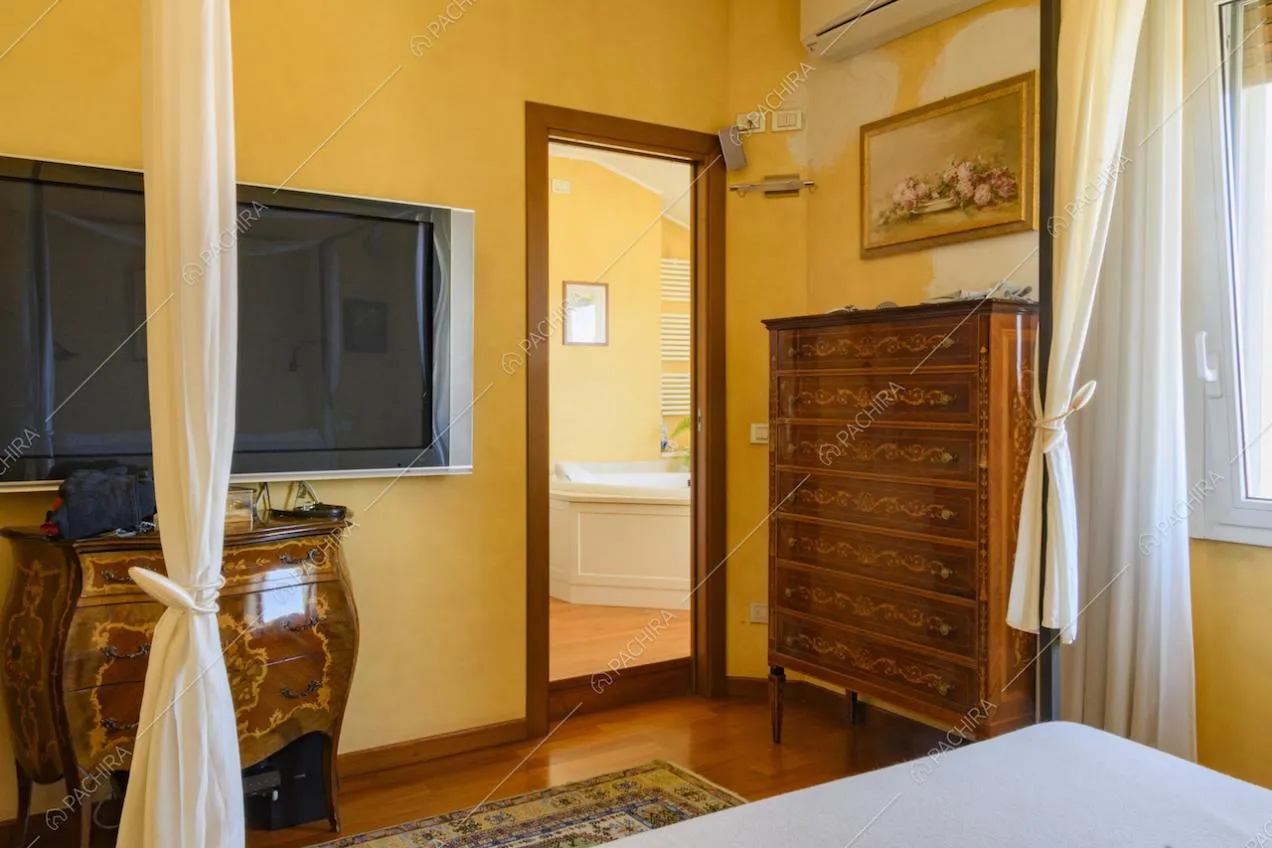 Angolo della camera da letto con accesso al bagno