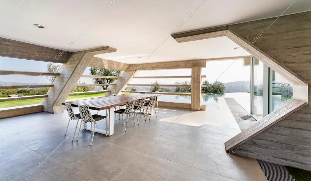 Sedie di design intorno al lungo tavolo in legno