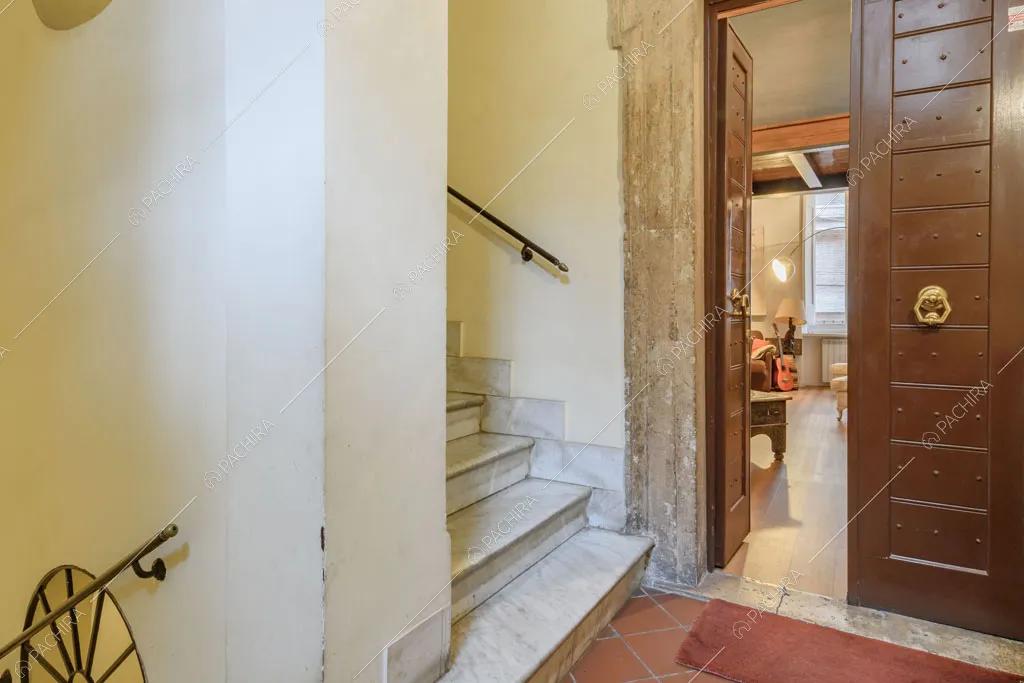 Pianerottolo dell'appartamento Roobois, location in stile insolito a Roma