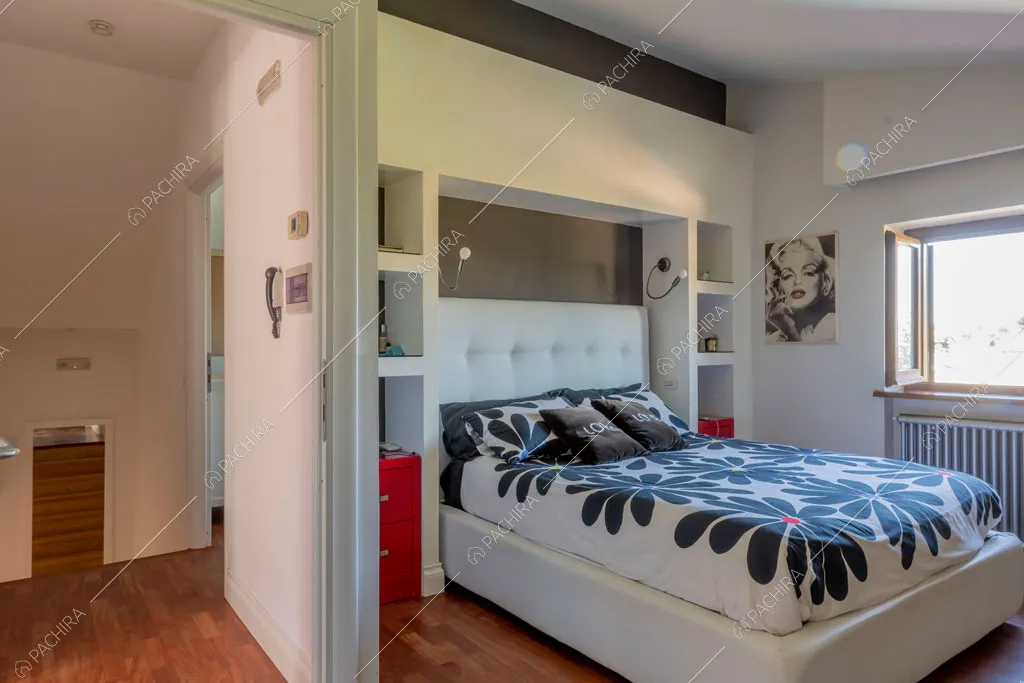 Camera da letto della villa Cassava, location in stile contemporaneo a Roma
