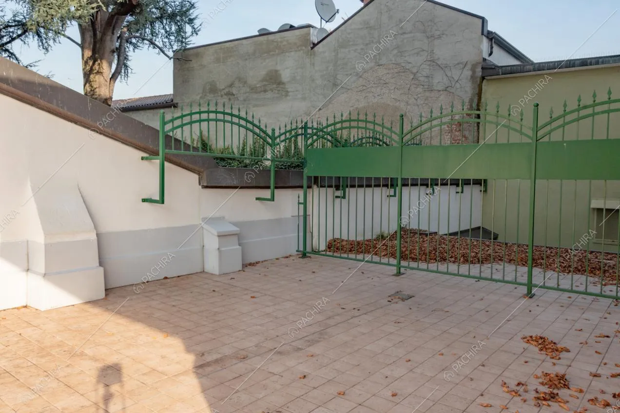 Cancello in ferro dipinto di verde