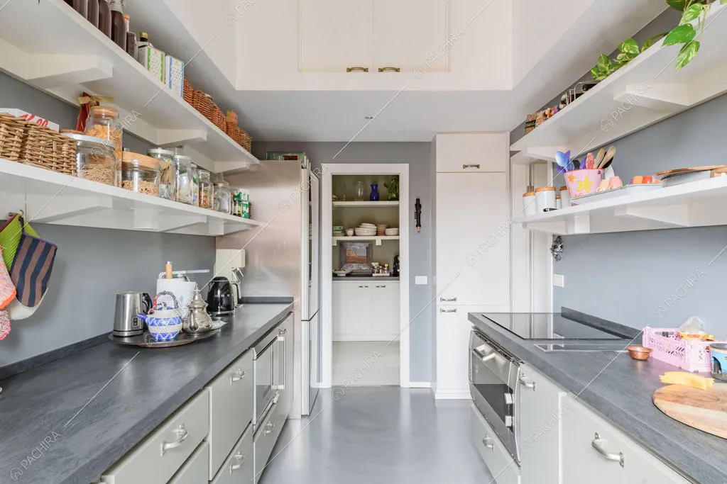 Cucina a parete con fornelli a induzione dell'appartamento Beryl, location in stile contemporaneo a Milano