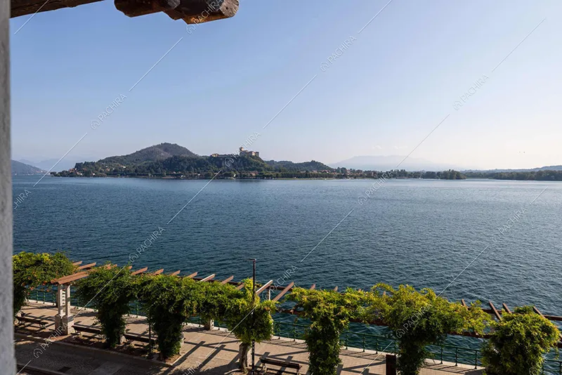 Vista sul lago dall'appartamento Amazon, location in stile moderno a Novara
