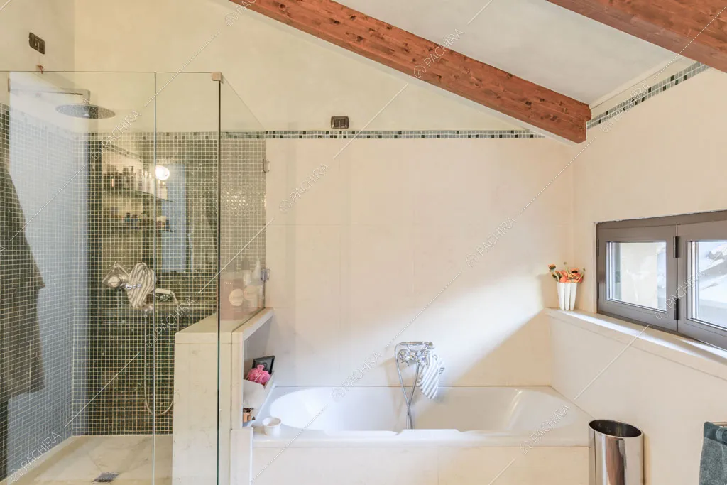 Bagno con vasca e box doccia del loft Mindanao, location in stile contemporaneo a Milano