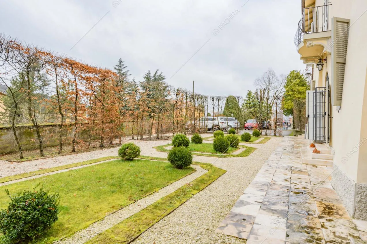 Giardino con pavimentazione in ciottoli e aiuole