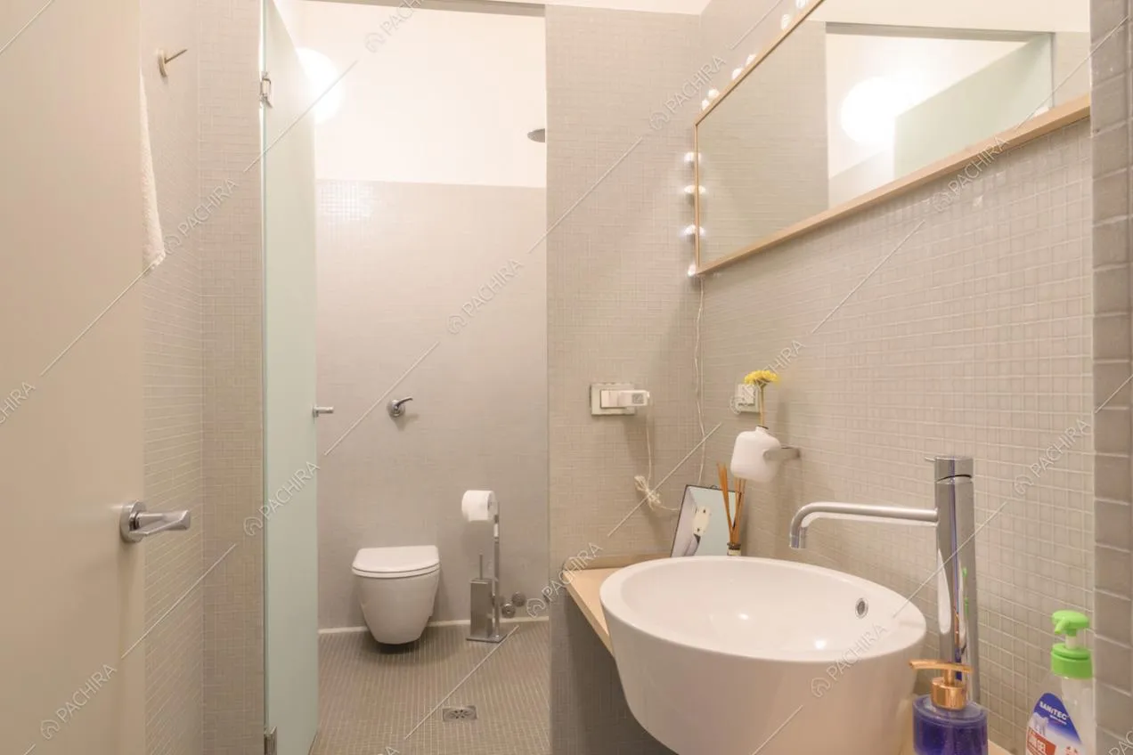 Bagno e antibagno bianchi