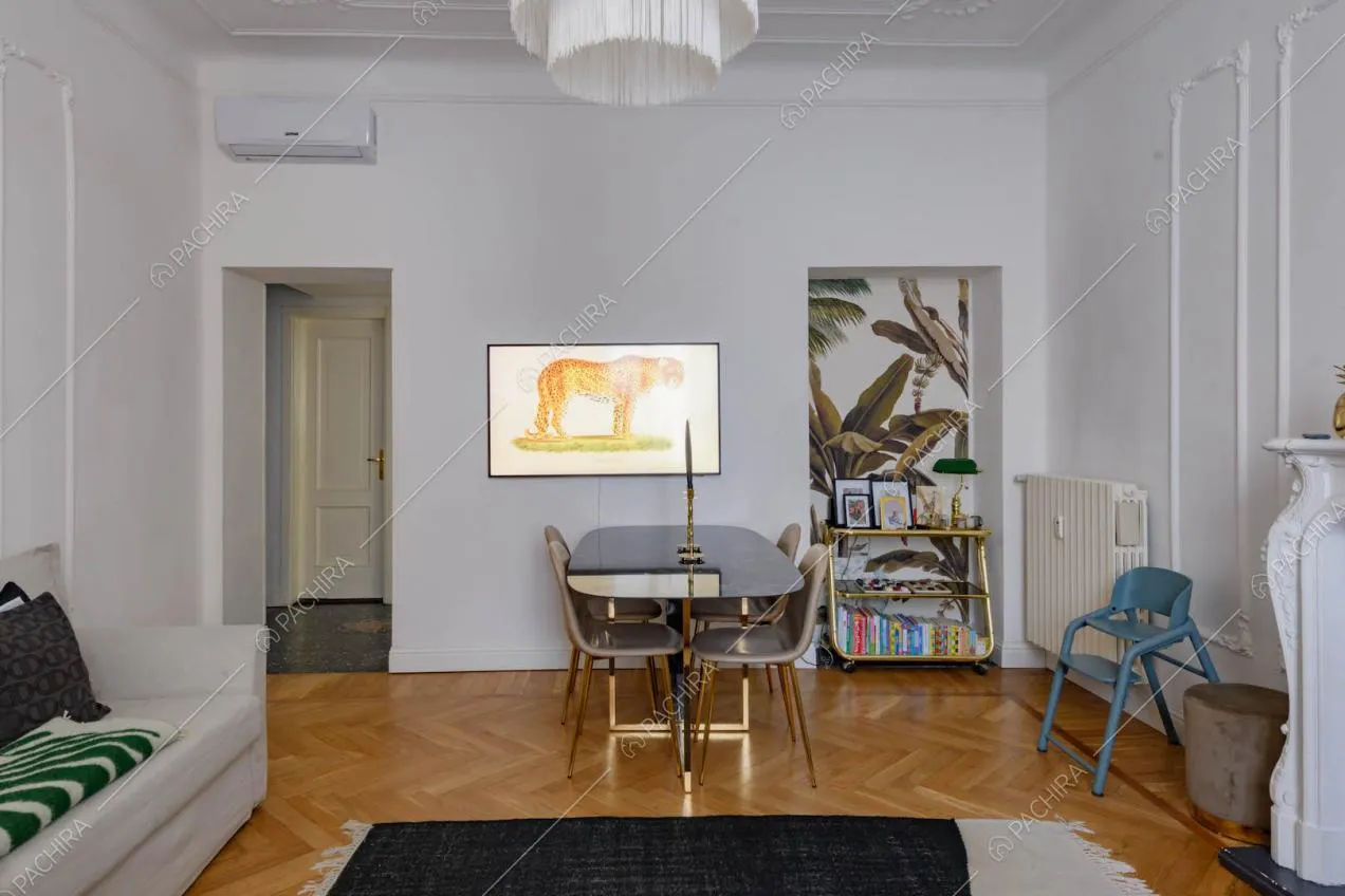 Pavimento in parquet a spina di pesce nel luminoso salotto con divano bianco
