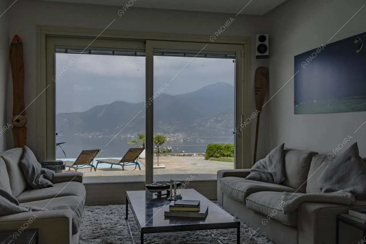 Divani e tavolino nel salotto con vetrata panoramica