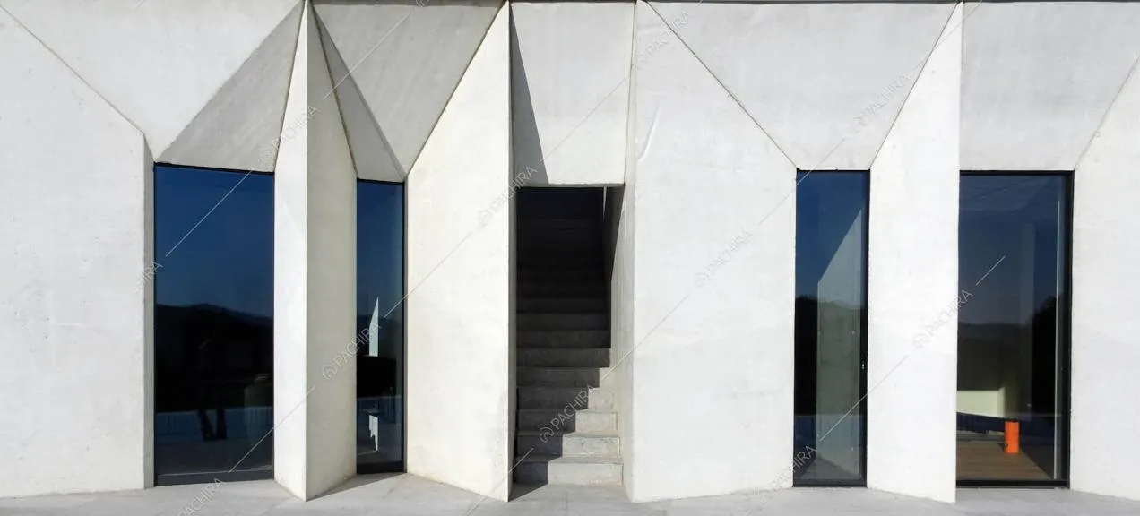 Ingresso della location con scale, vetrate e pareti bianche