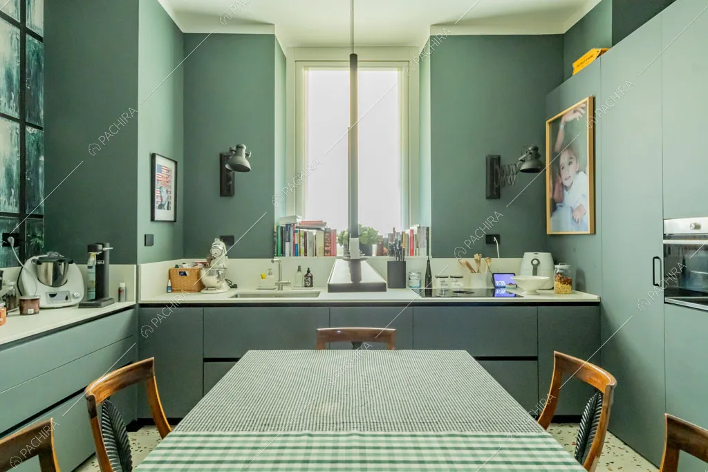 Cucina a parete dell'appartamento Don, location in stile contemporaneo a Milano