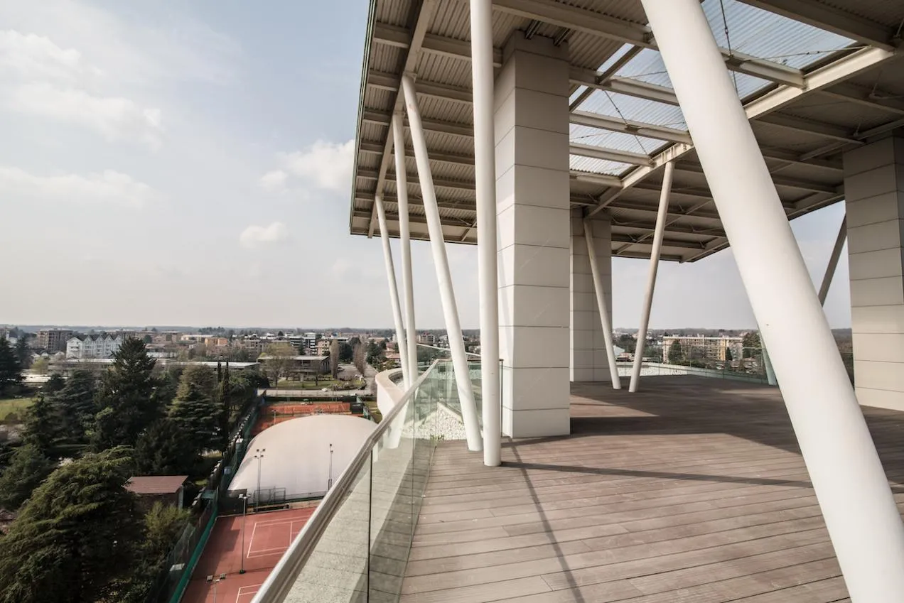 Terrazza con copertura sorretta da colonne bianche