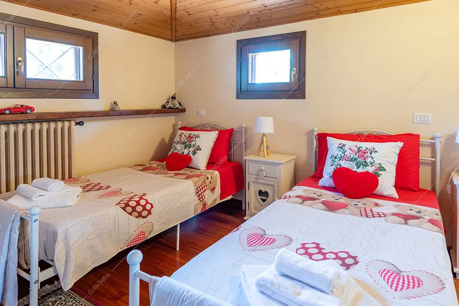 Camera da letto della villa Adige, location in stile contemporaneo a Monza