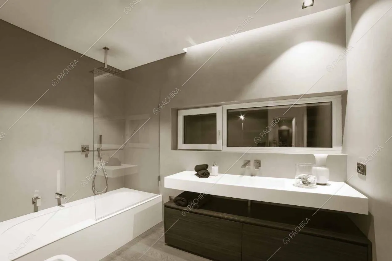 Bagno con vasca bianca e pavimento in parquet