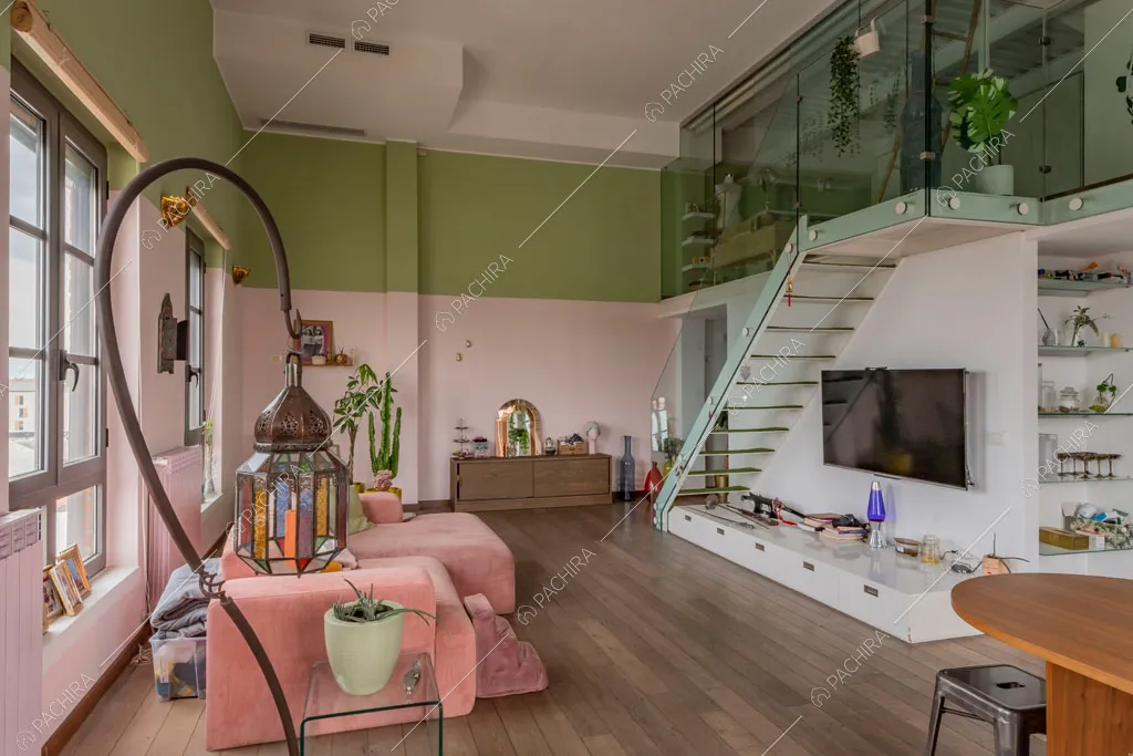 Vista sul soppalco dalla sala del loft Cardamomo, location in stile contemporaneo a Milano