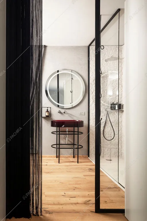 Bagno con pavimento in parquet della villa Ghibli, location in stile contemporaneo a Verona