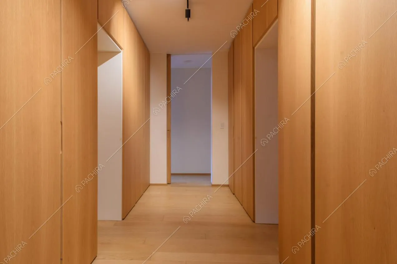 Grande corridoio con pavimento in parquet e pareti in legno