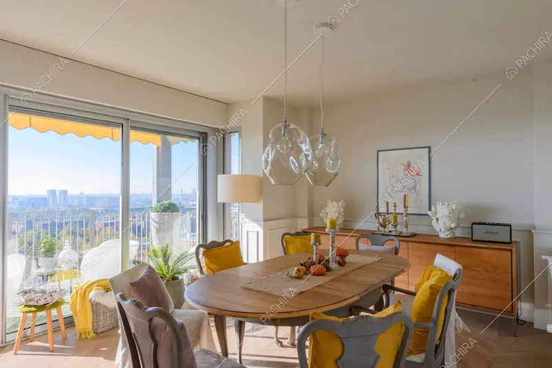 Luminosa sala da pranzo con porta-finestra scorrevole per accedere alla terrazza