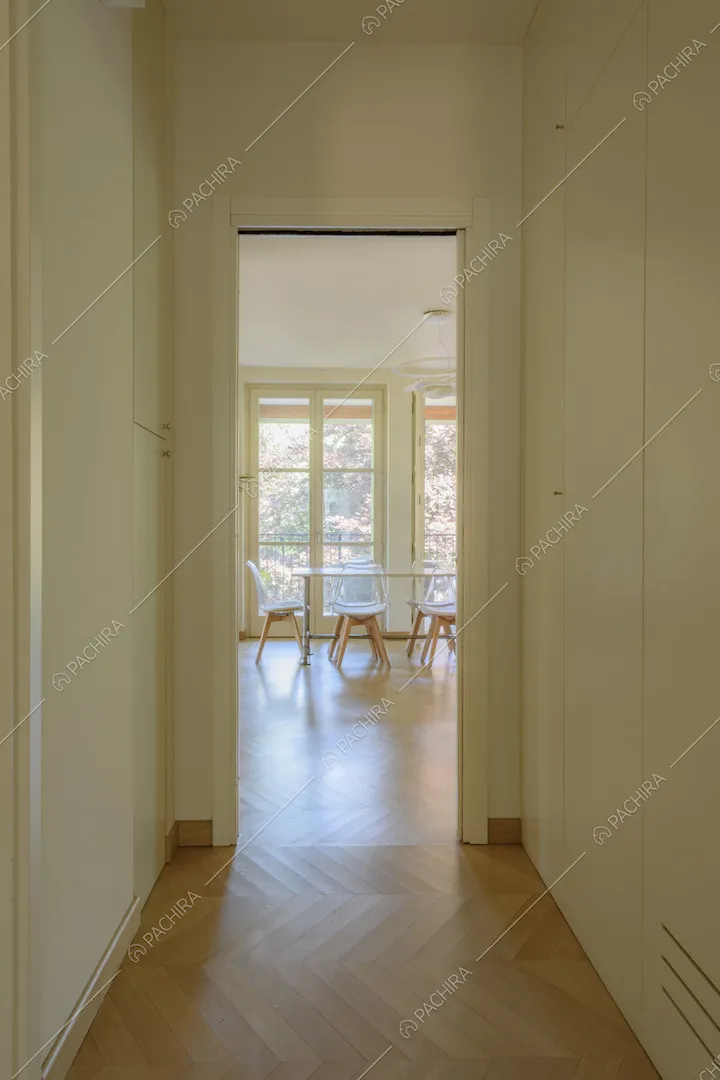 La zona pranzo e le porte finestre viste dal corridoio