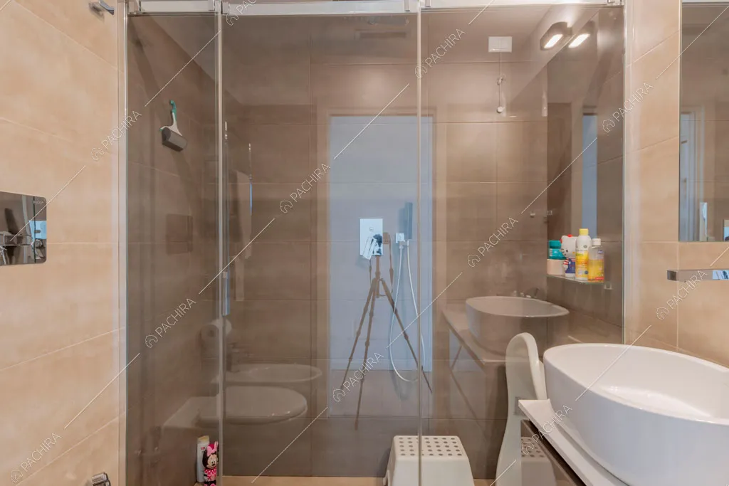 Bagno dell'appartamento Tobol, location in stile contemporaneo a Milano