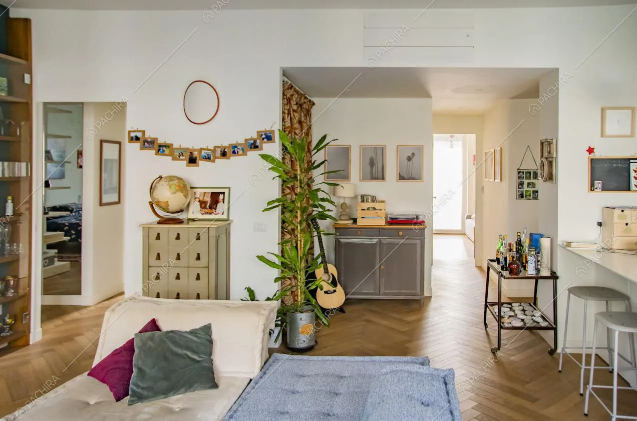 Soggiorno in stile contemporaneo con vista sulla cucina