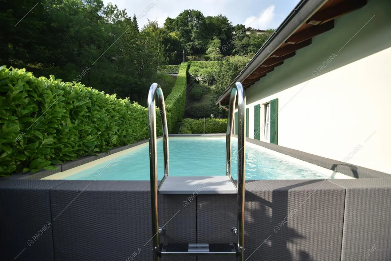 Grande piscina esterna con scaletta in metallo