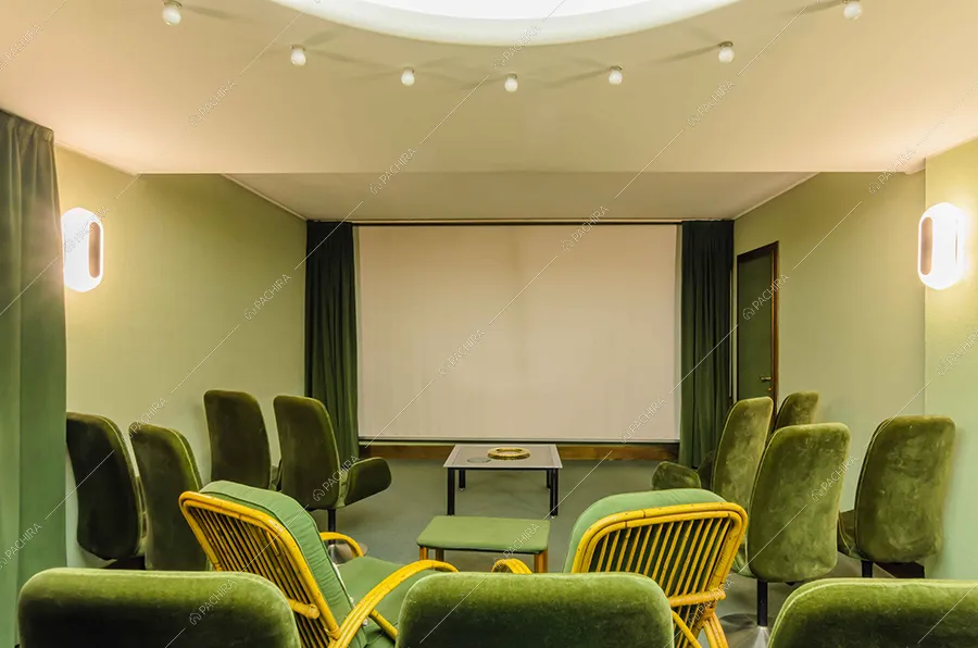 Sala cinema della villa Mekong, location in stile classico a Varese