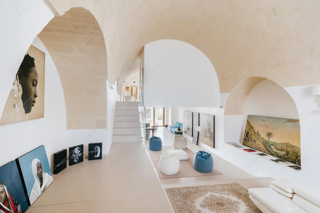 Porte ad arco nel corridoio della Location Fragno