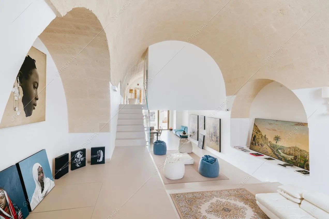 Porte ad arco nel corridoio della Location Fragno