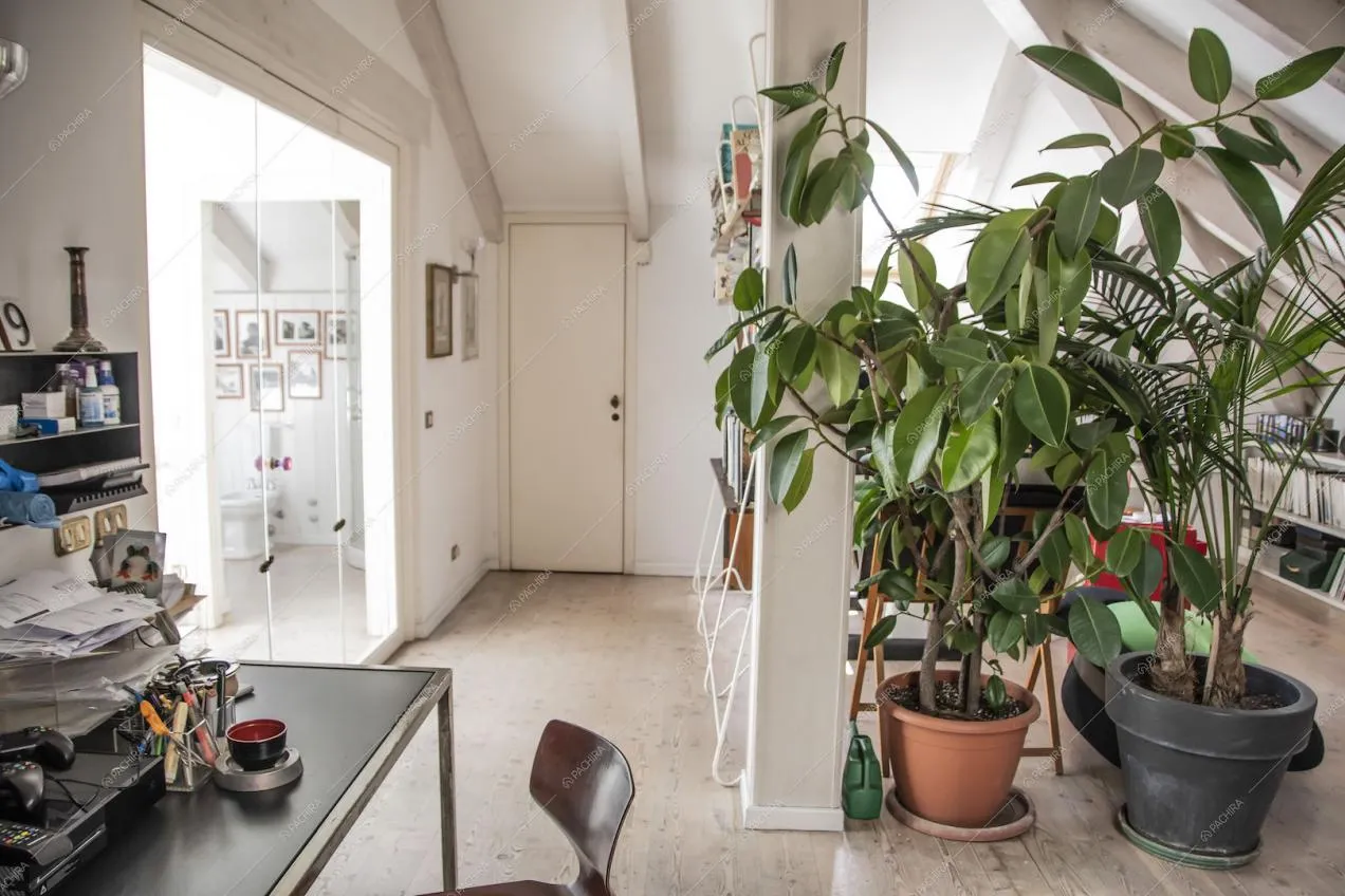 Dalla scrivania dello studio vista sul bagno del solaio