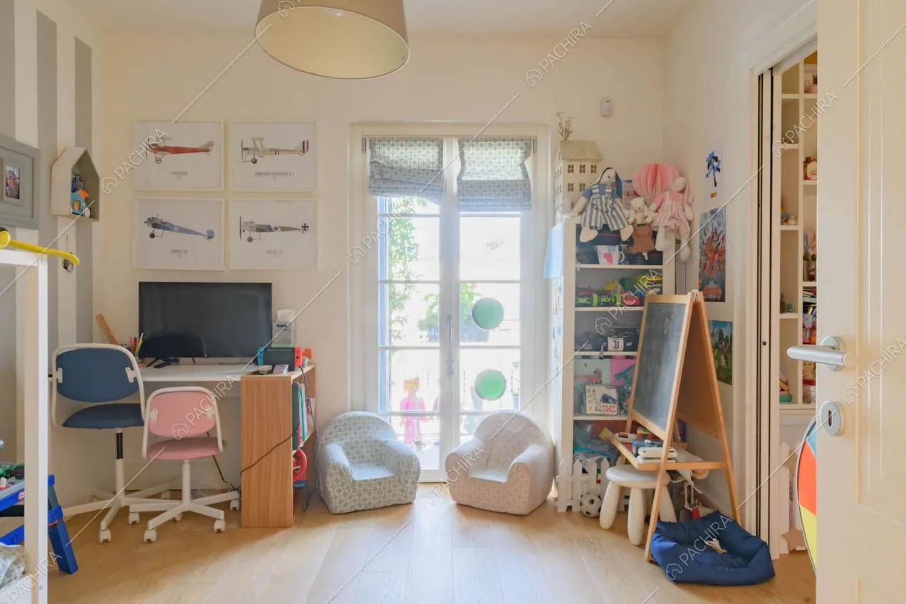 Porta-finestra nella camera da letto dei bambini con pavimento in parquet