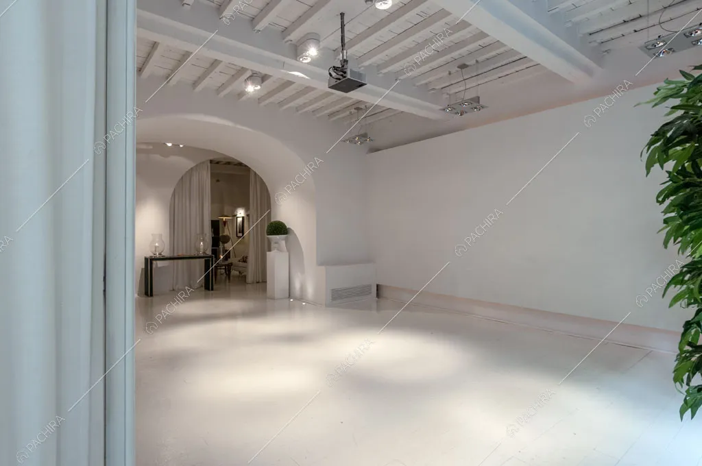 Salone total white dell'hotel McKinley, location in stile classico a Firenze