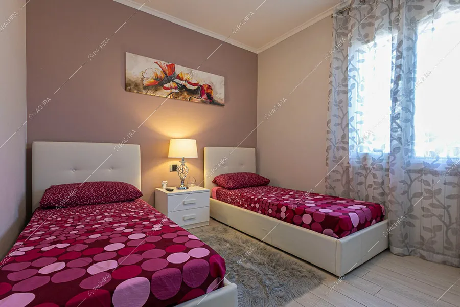 Camera da letto della villa Anortite, location in stile moderno a Roma