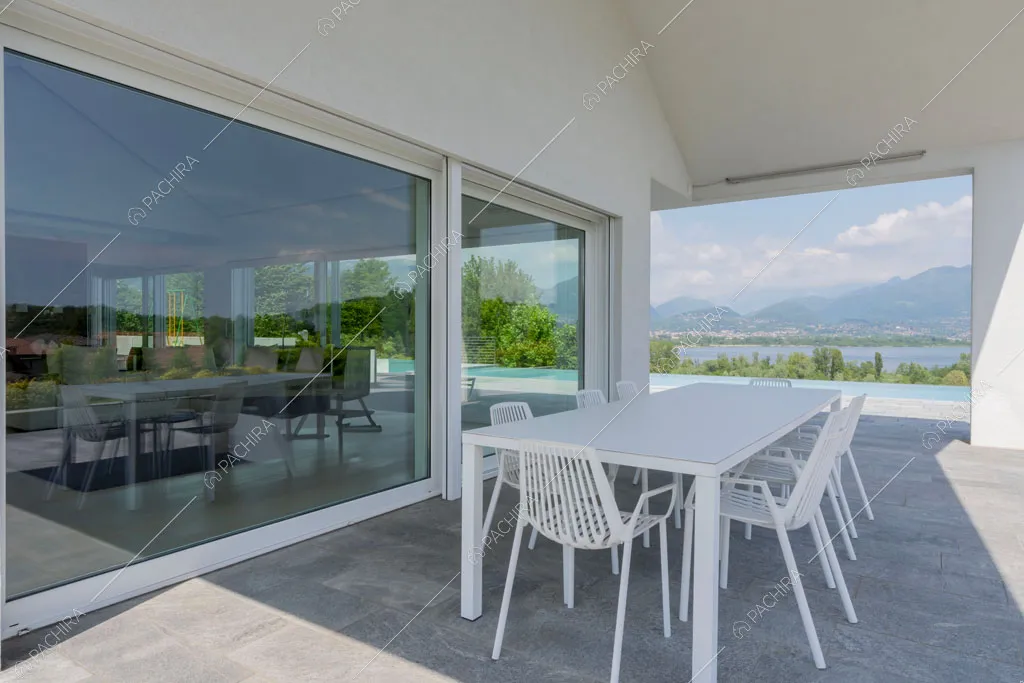 Veranda della villa Coral, location in stile contemporaneo a Como