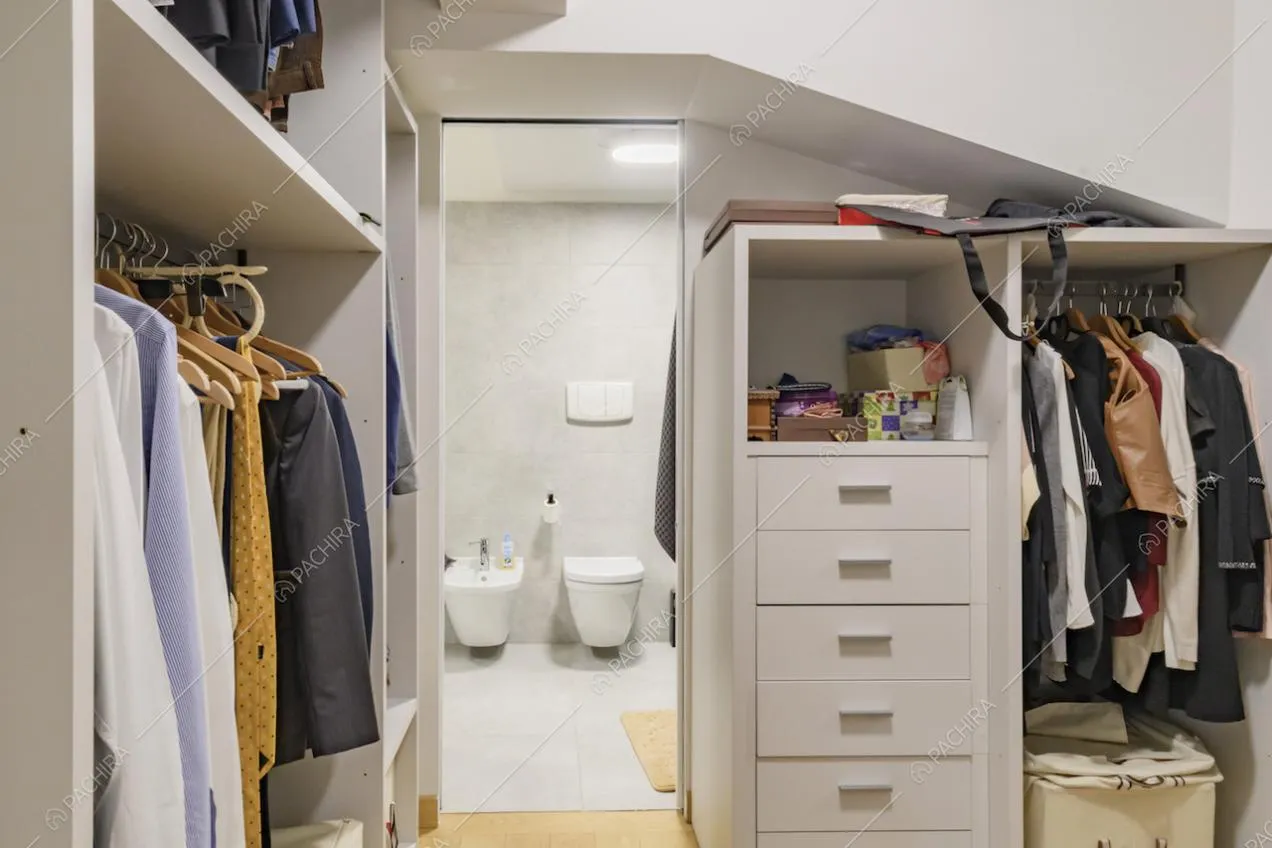 Cabina armadio e bagno privato della camera da letto matrimoniale