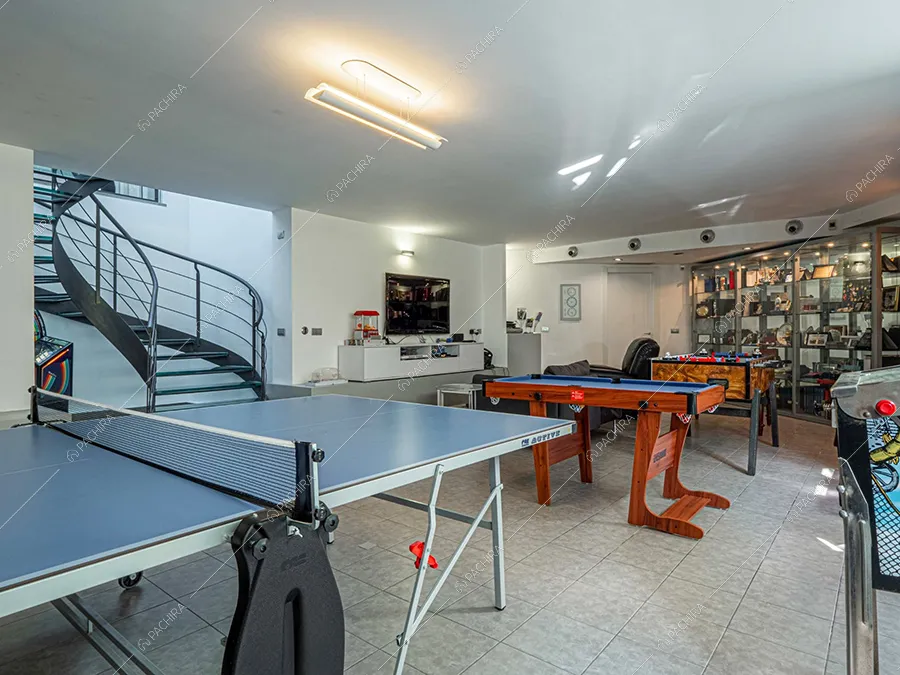 Area hobby della villa Moonstone, location in stile moderno a Milano