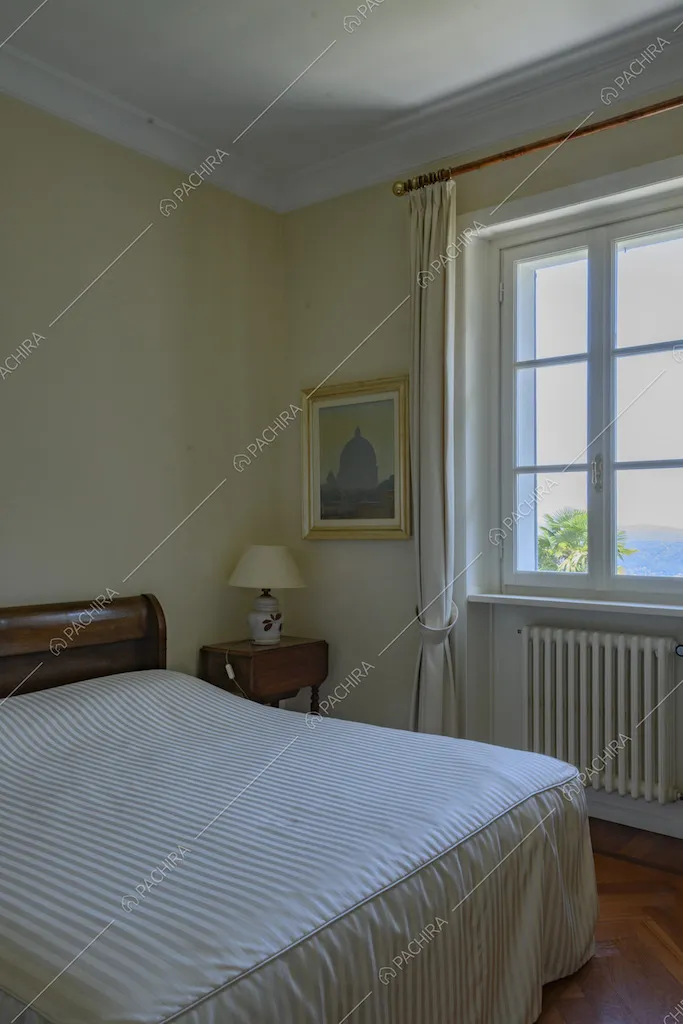 Letto matrimoniale con spalliera e comodino in legno